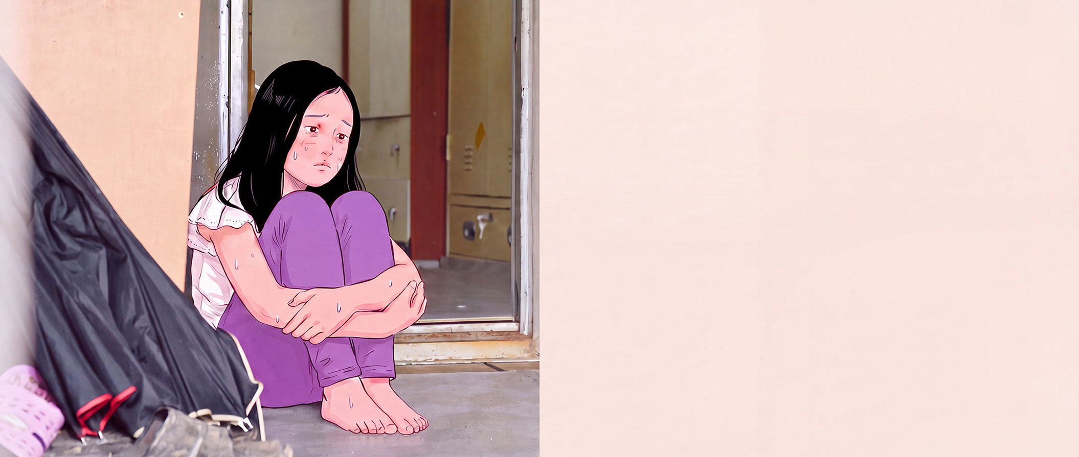 무더위에 현관 앞에 앉아 있는 재희