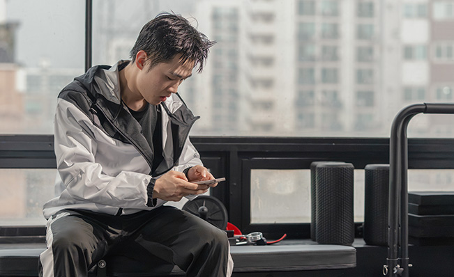 태우가 핸드폰을 보는 사진