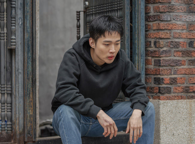 힘든 아르바이트로 태우가 지쳐있는 사진