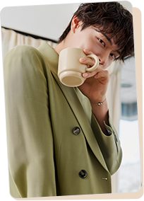 머그컵을 들고있는 정혁 사진
