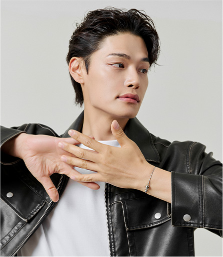 팔찌를 차고있는 정혁 사진