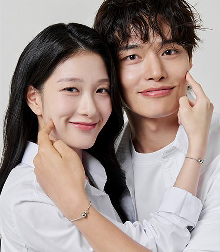 팔찌를 차고있는 정혁과 서연 사진