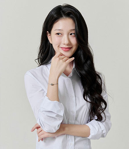 팔찌를 차고있는 서연 사진