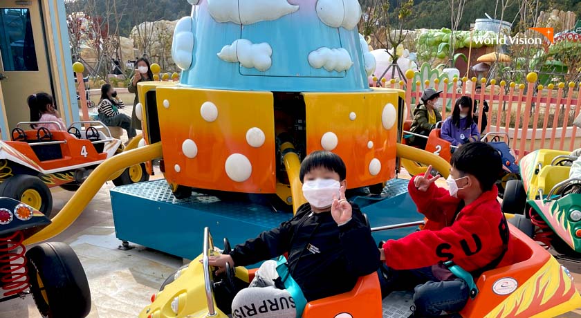 로봇랜드에서 놀이기구도 타고 행복한 시간을 누렸어요
