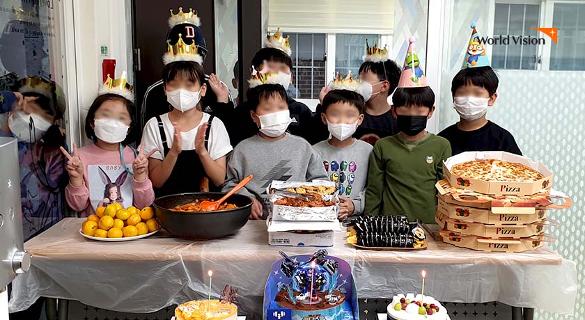 가장 좋아하는 음식들을 나누고 함께 축하