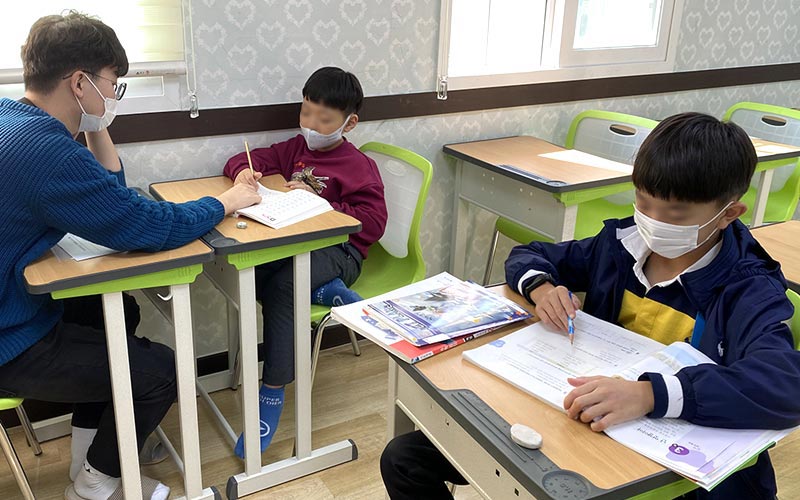 안전하게 공부하고 있는 아이들 모습