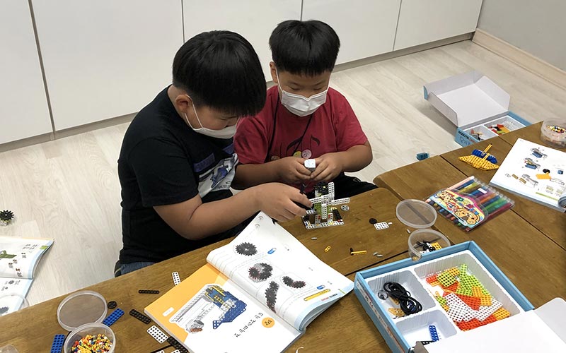 로봇을 만드는 아이들 모습