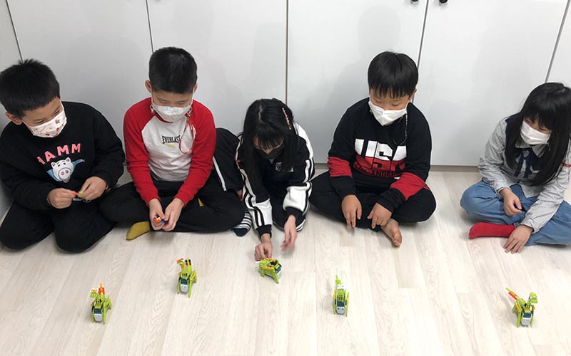 만든 로봇을 움직여보는 아이들 모습