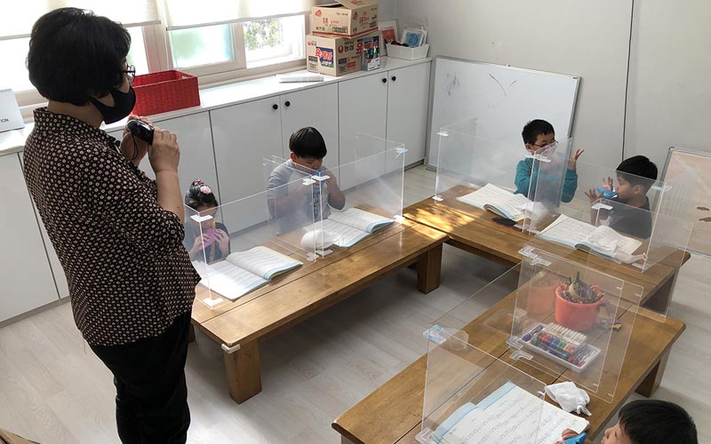 오카리나 연주를 배우는 아이들