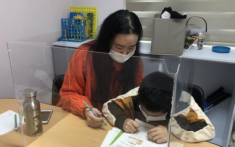 오카리나 연주를 배우는 아이들