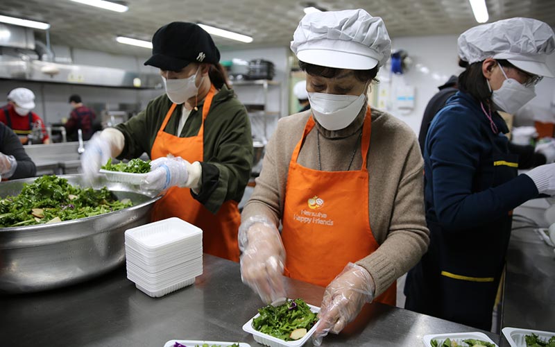 반찬을 담는 자원봉사자님 모습