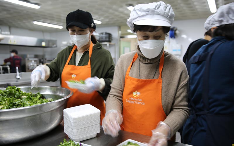 밑반찬을 만들고 있는 자원봉사자님