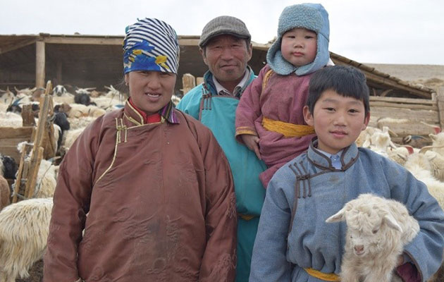 가축을 배분 받는 수혜자의 얼굴에 미소 한 가득. 사진