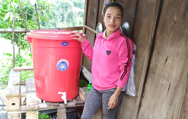 가정에 설치되 정수 시설을 받고 즐거워하는 주민. 사진