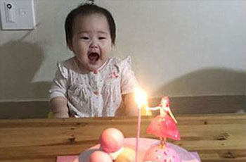 생일케익을 보며 즐거워하는 연두. 사진
