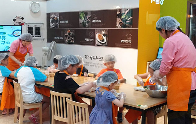 요리 체험중인 아이들. 사진