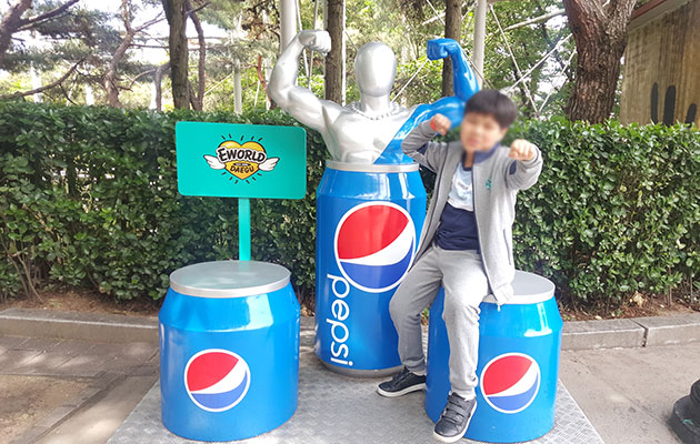 즐겁게 포즈를 취하고 있는 승현이. 사진