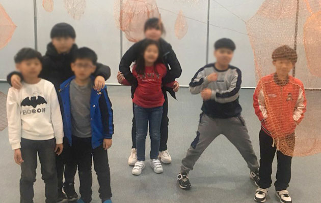 친구들과 체험학습 중인 승현이. 사진