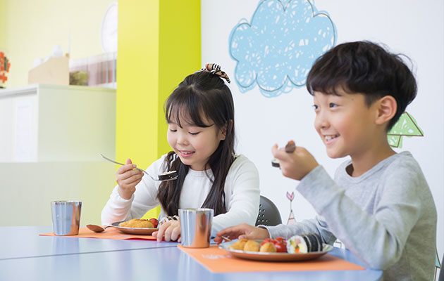 사랑의 도시락을 먹고 있는 아이들 사진
