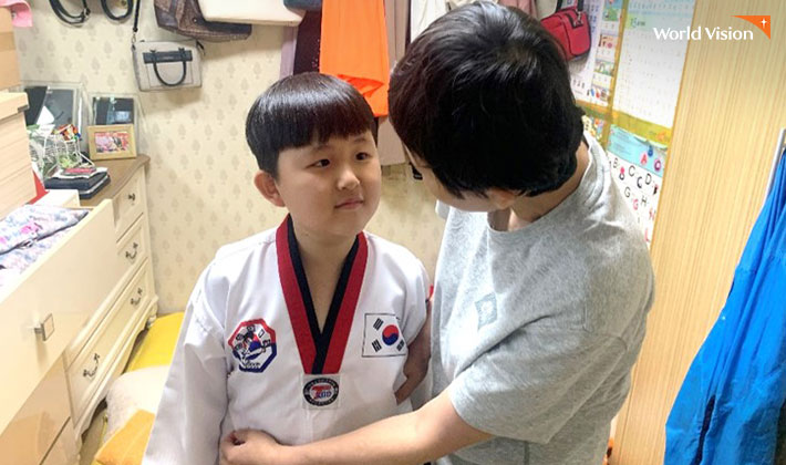 태권도복을 입고 즐거워하는 승규. 사진