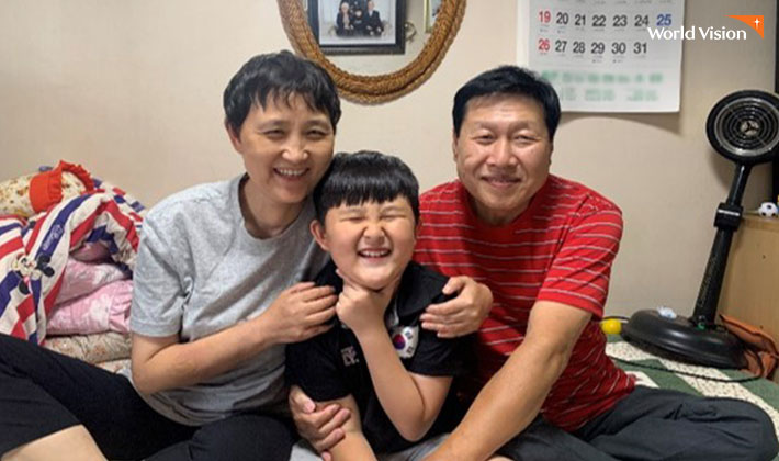 아빠엄마와 함께 즐겁게 포즈를 취하고 있는 승규. 사진