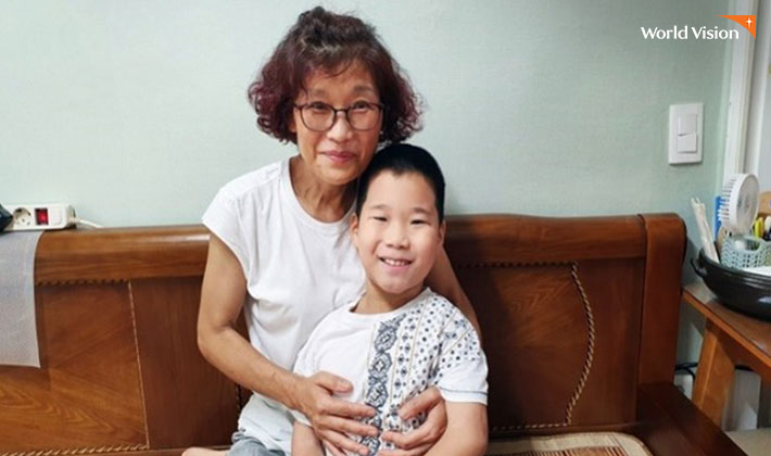 할머니와 함께 밝게 웃고있는 태민이. 사진