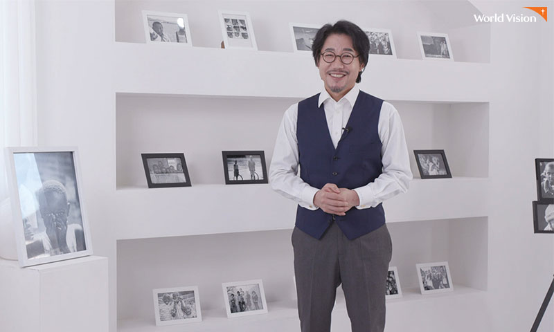 인터뷰 중인 박상원 친선대사