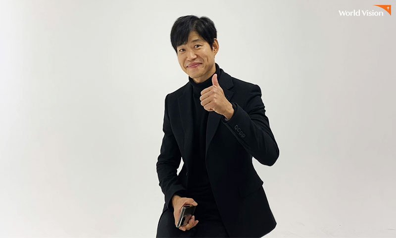 인터뷰 중인 유준상 홍보대사