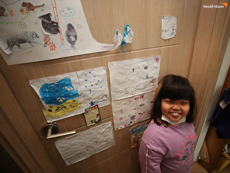 직접 그린 그림 앞에서