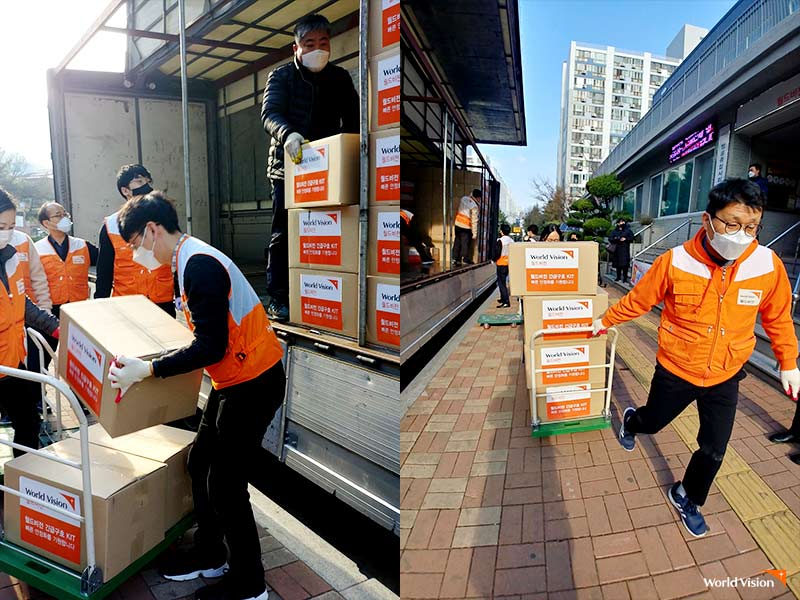 긴급구호 KIT 를 전달하는 월드비전 직원