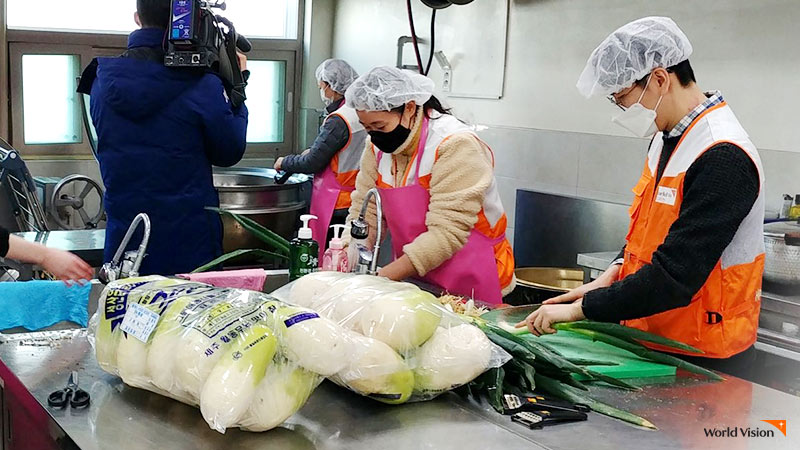 뭇국 조리중인 월드비전 직원