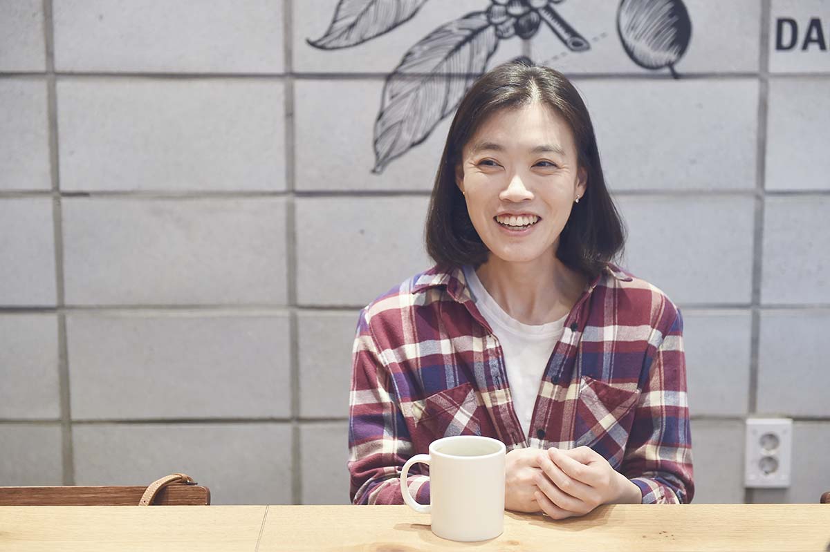 엄마는 아직도 제가 점심 약속이 있어 나간다고 해도 