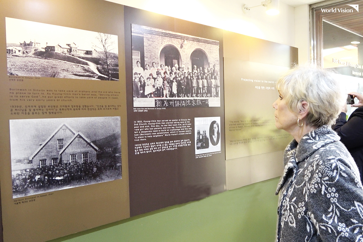 한국 월드비전 60주년 기념관을 둘러보는 메를린 피어스 여사