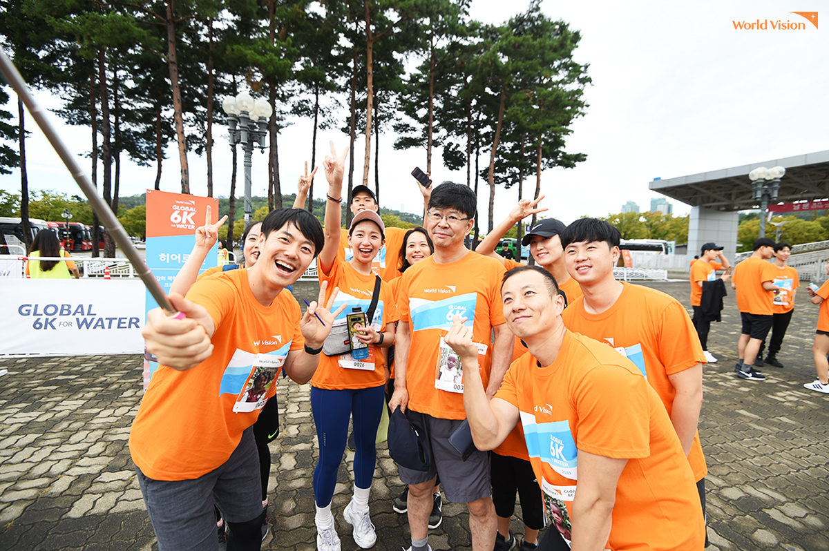 주황빛 티셔츠의 러너분들이 광장을 가득 메우기 시작했습니다