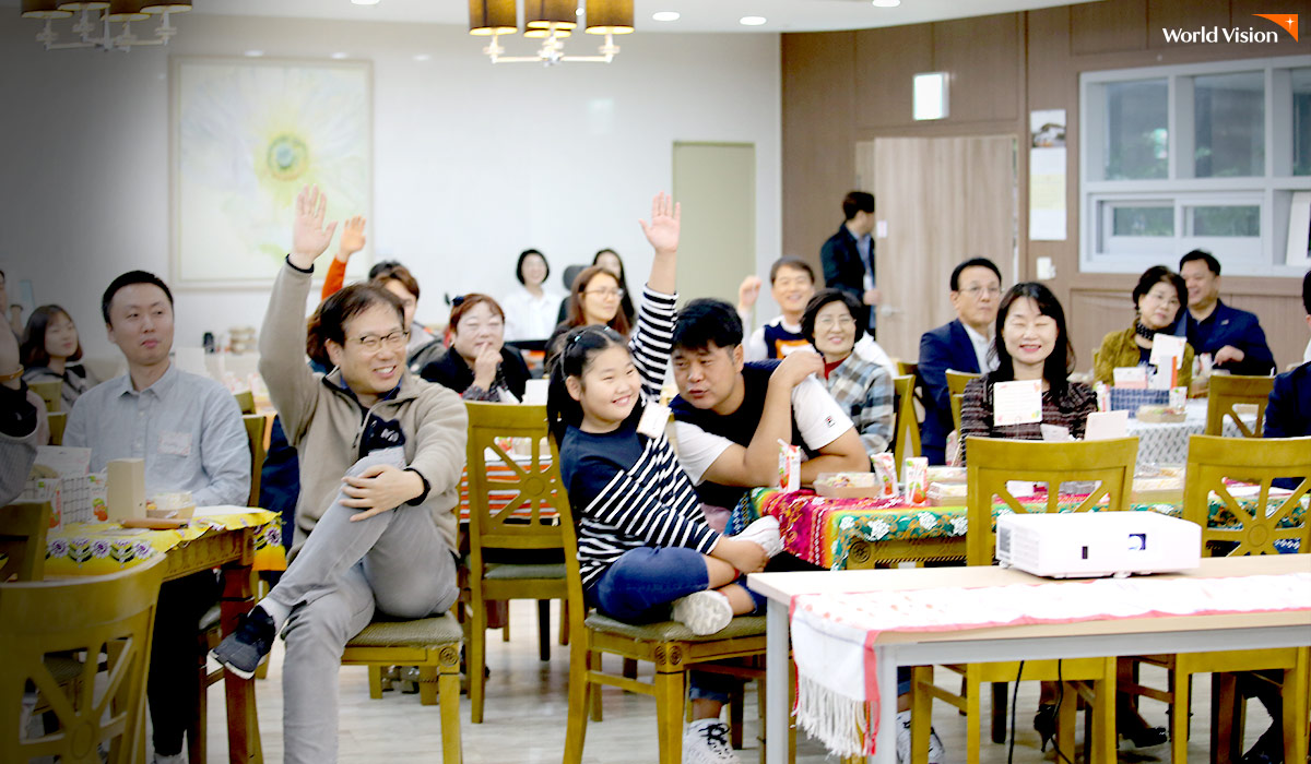 퀴즈를 맞추며 즐거워하고 있는 후원자들