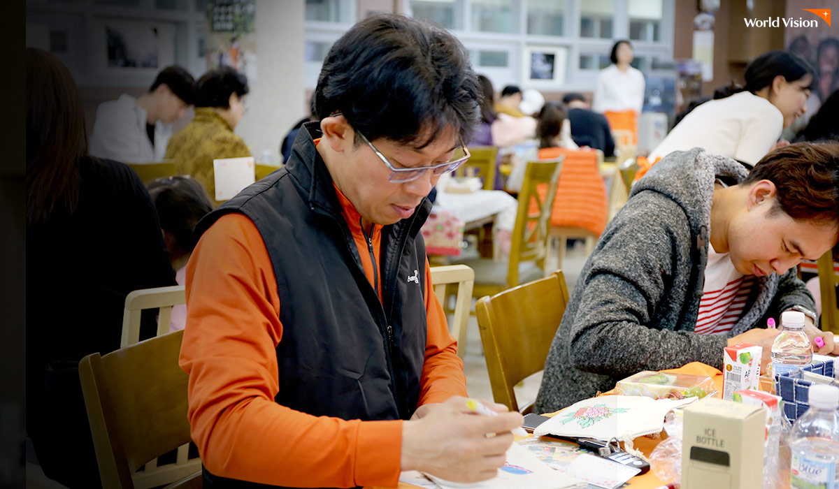 아동에게 보낼 선물을 열심히 만들고 계신 이용태 후원자님