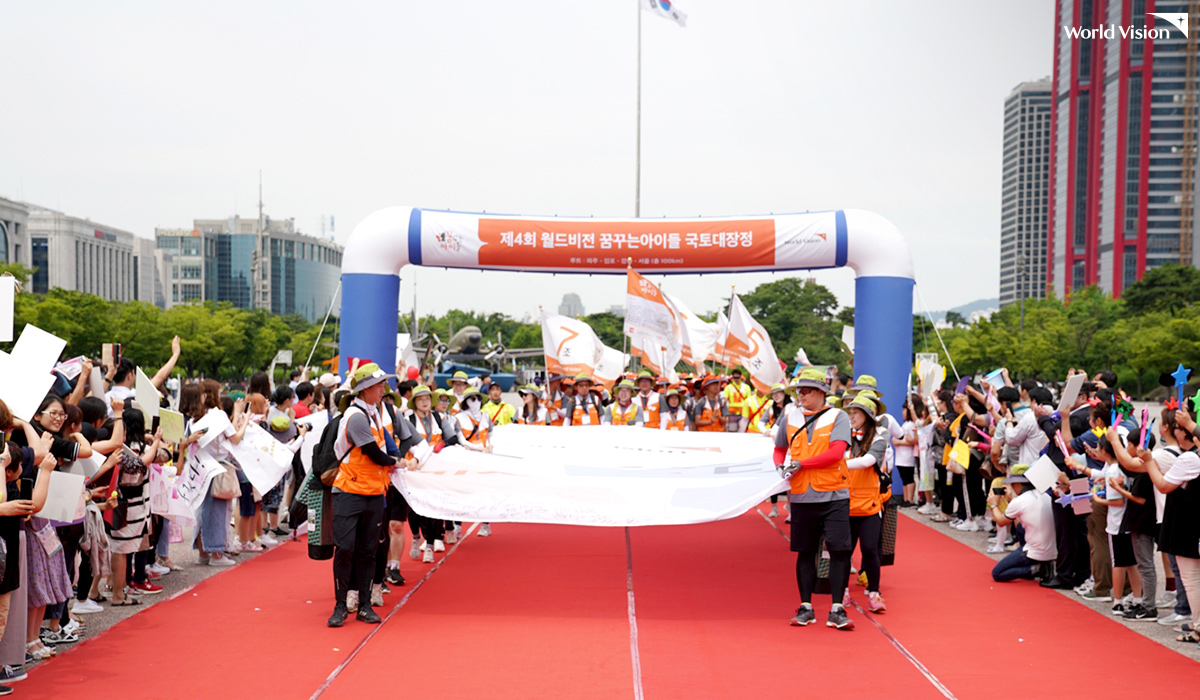 그때! 모두의 기다림 속에, 저 멀리 행군기를 휘날리며 걸어오는