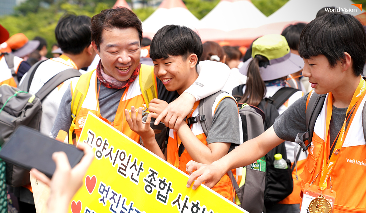 월드비전 국토대장정 단원들은 친구들과 가족들과 뜨거운 포옹을 나눕니다
