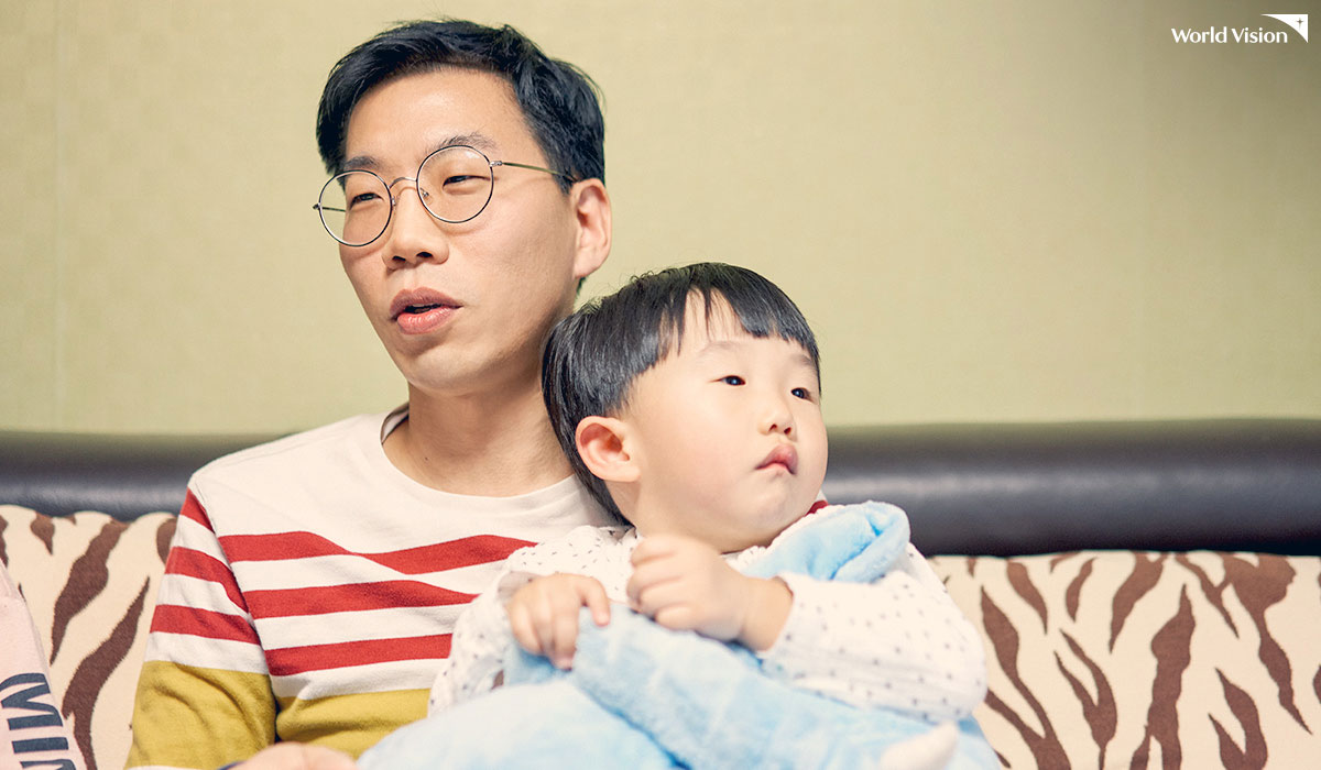 의젓하게 아빠 품에 안겨있는 이레