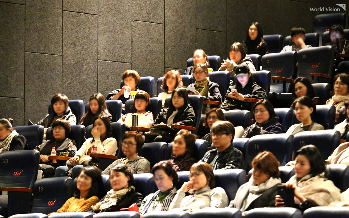마음을 울리는 묵직한 이야기들에 관객석 곳곳에서 눈물을 훌쩍이는 소리가 들립니다
