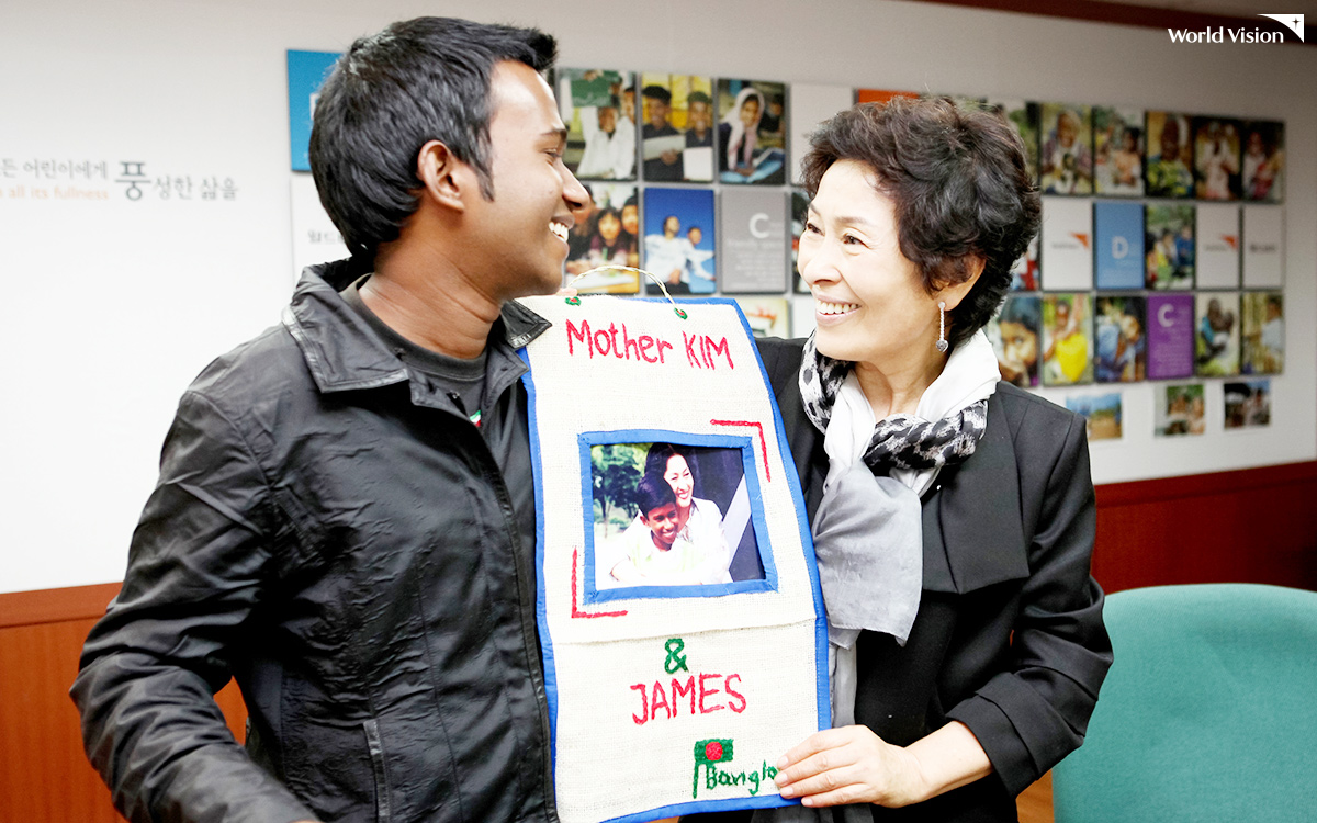한국에서 다시 재회한 방글라데시 청년 제임스와 김혜자 선생님의 모습