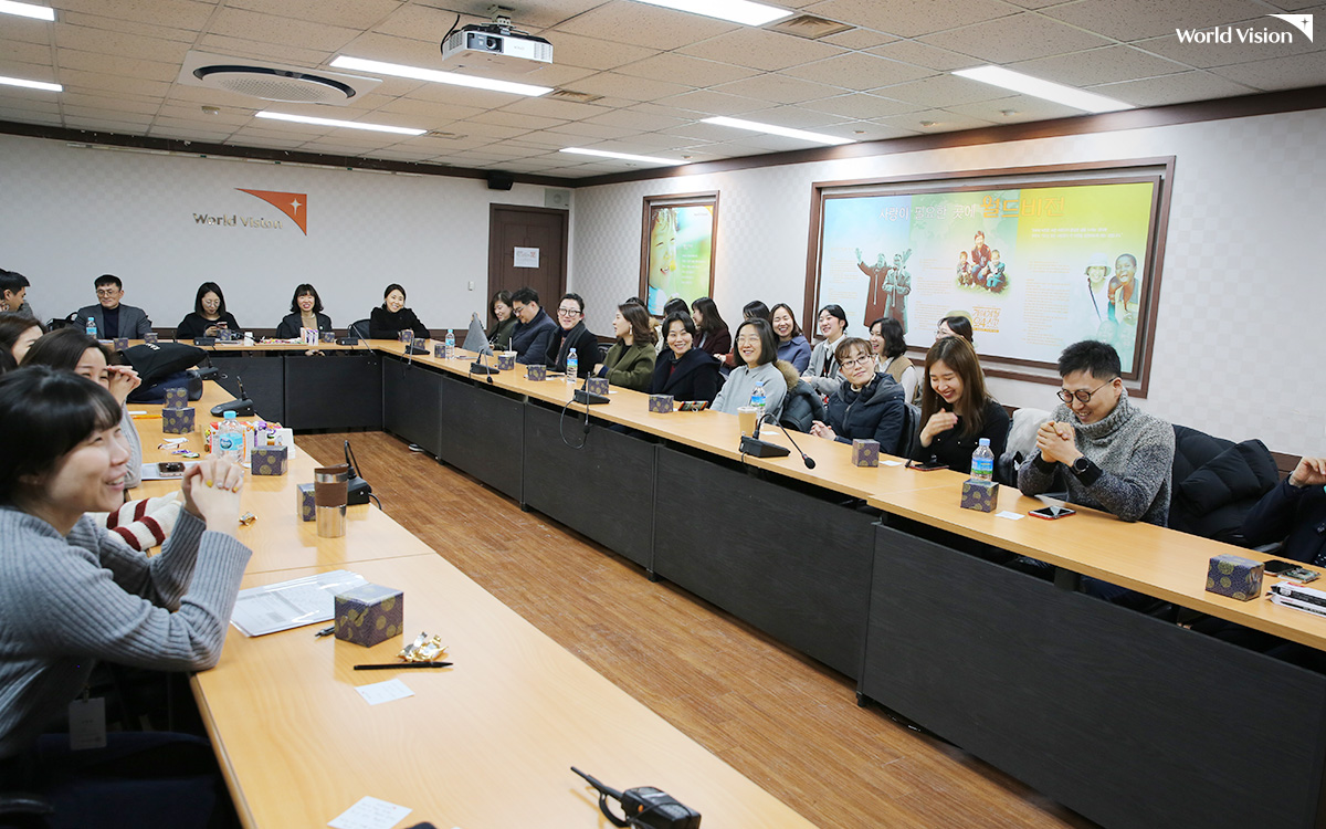 면접을 마친 후 한 자리에 다시 모인 면접관들