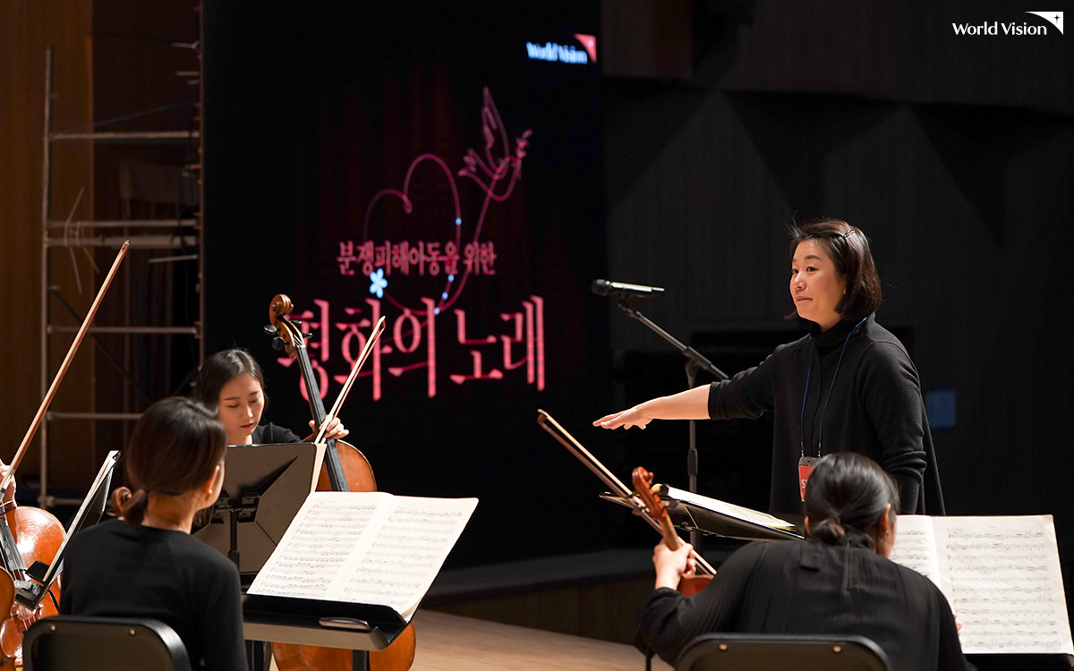 아침부터 계속된 연습과 기다림에도 지친 기색 없이 한곡 한곡 목소리와 동선을 맞춰갑니다