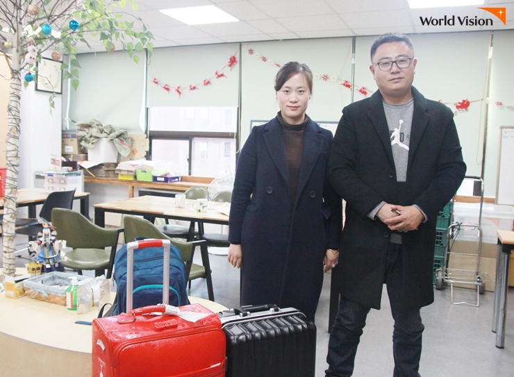 수줍게 포즈를 취해주시는 리민 후원자님 부부