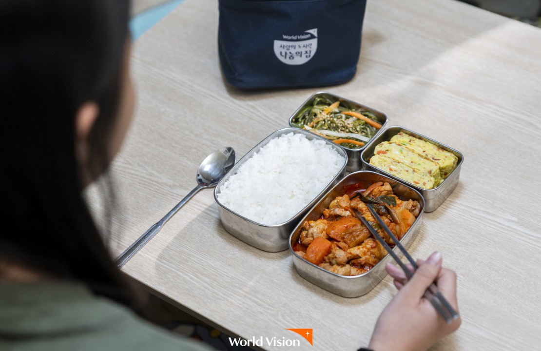 도시락 앞에 있는 아동 뒷모습