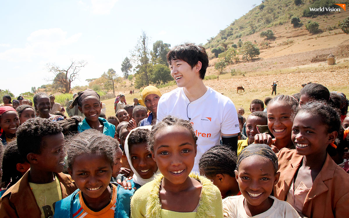 준호 님은 열악한 환경의 아이들을 돕는 일을 앞장서는 월드비전의 홍보대사가 되어주셨어요