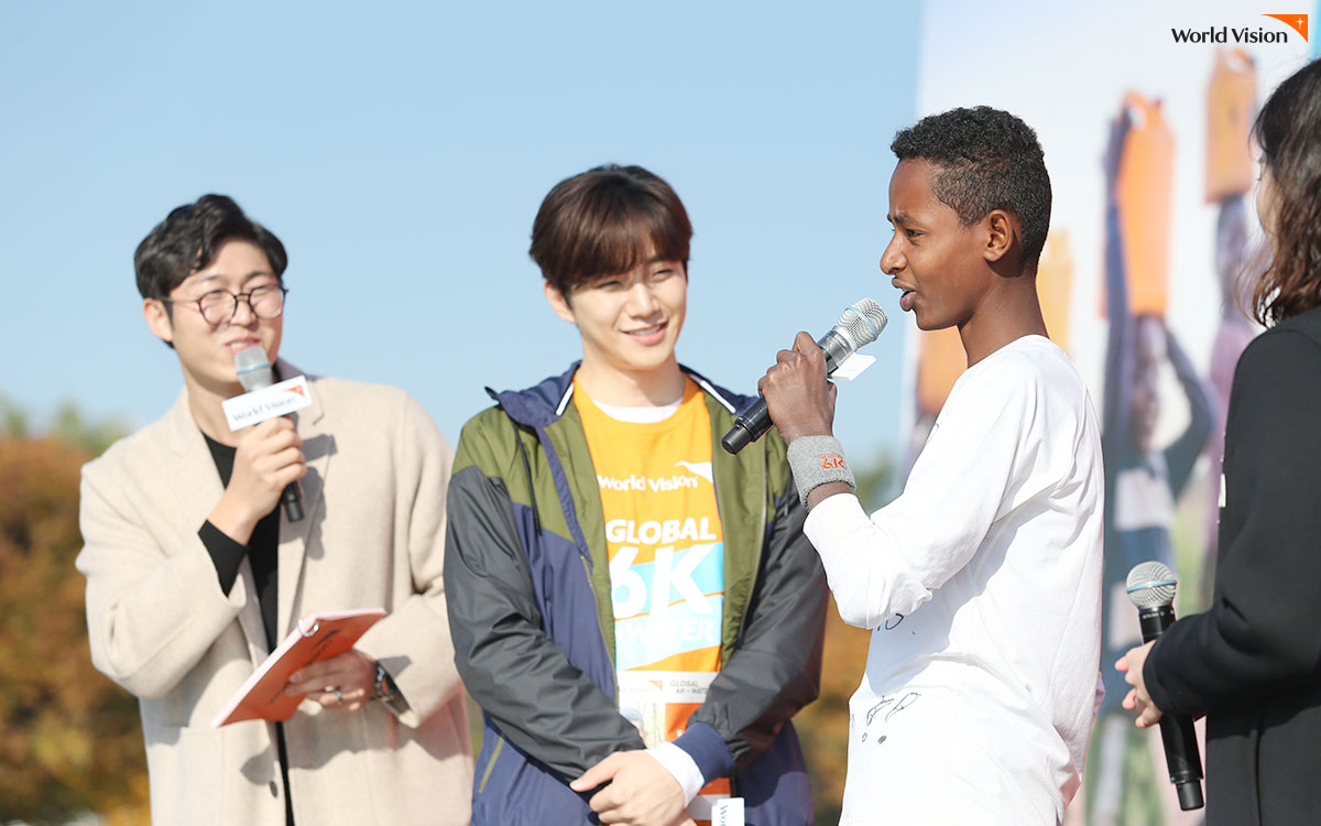 자신의 키와 나란해진 펠메타에게서 눈을 떼지 못했어요