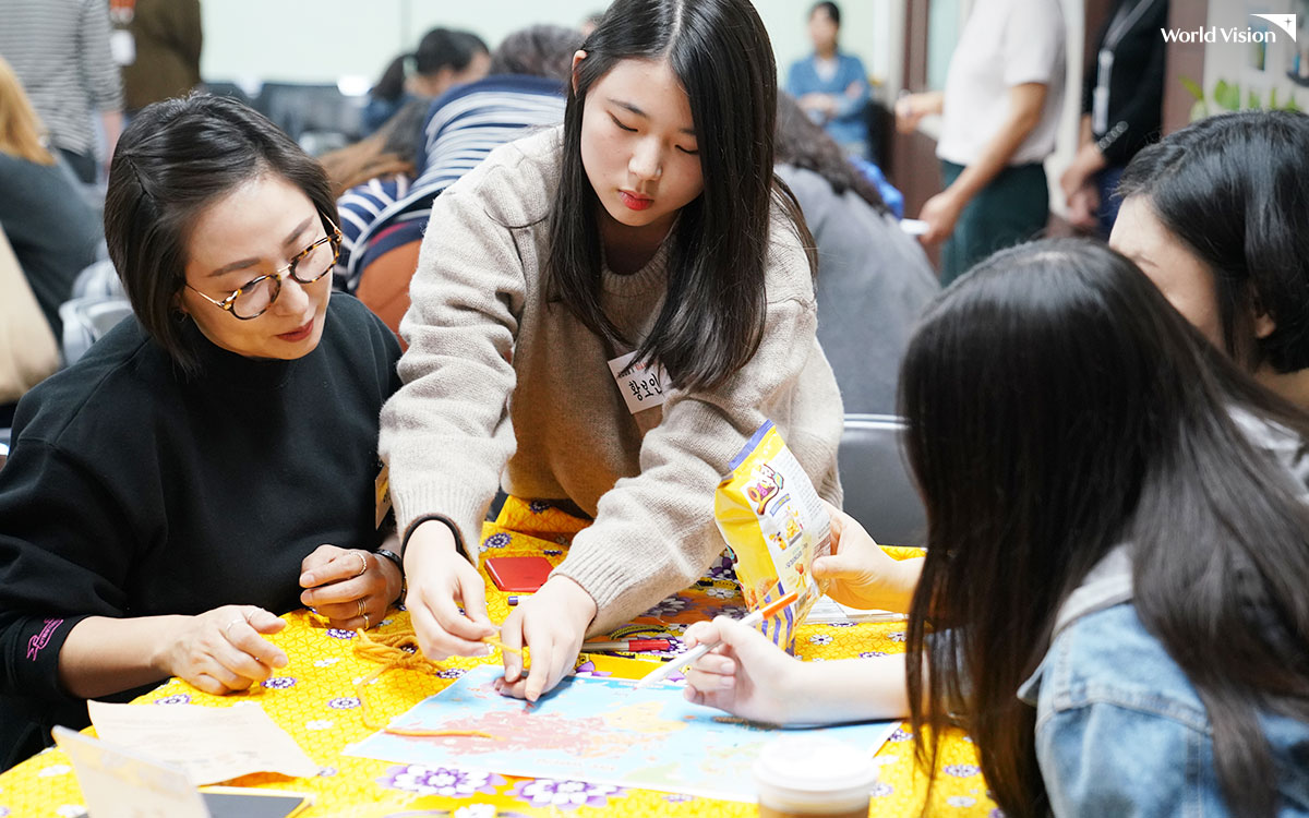 간식으로 제공된 과자의 성분을 살펴보며 과자 한 봉지를 만들기 위해서도 전 세계 곳곳의 손길이 필요함을 알았어요.