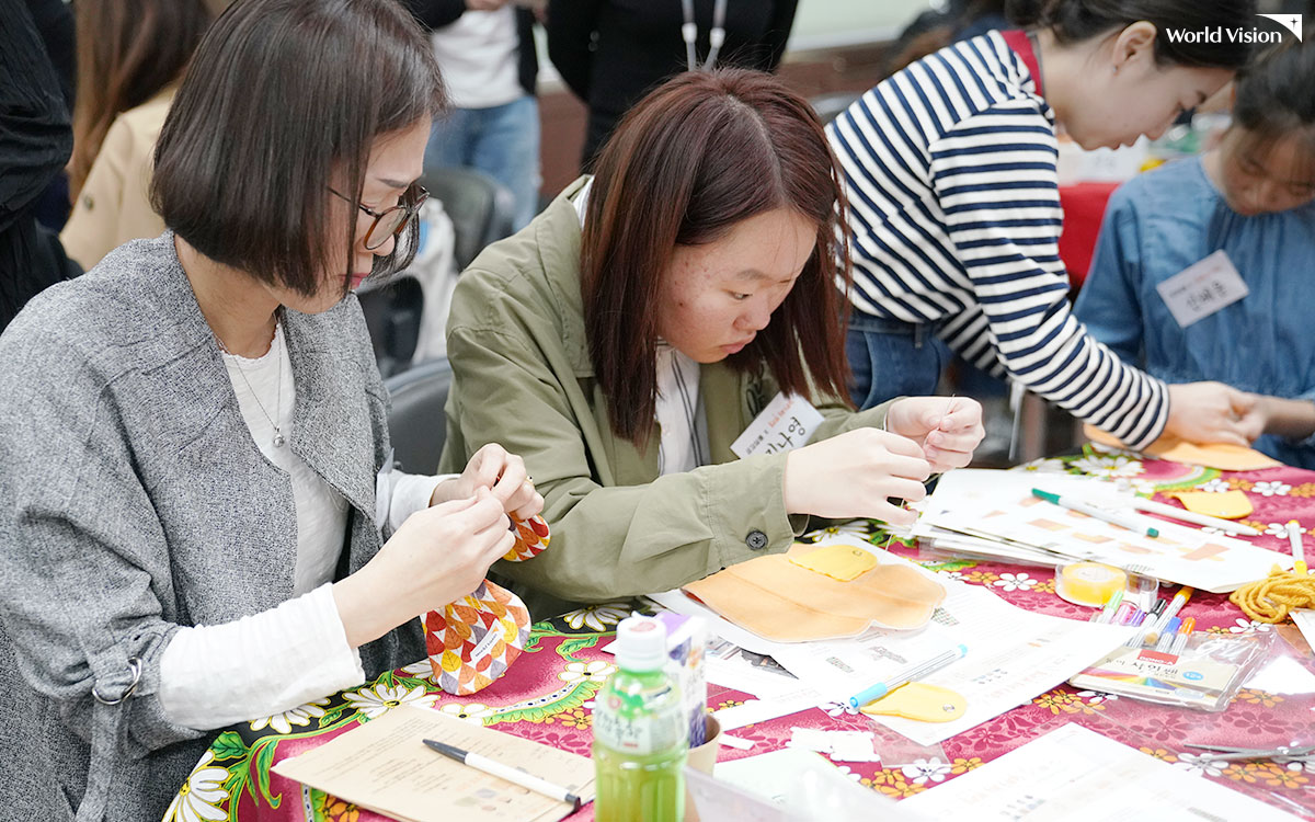 생리대가 없어서 학교에 가지 못하거나, 비위생적인 처리로 건강도 위협받는 케냐 여자 아이들을 위해 직접 면 생리대를 만들었어요.