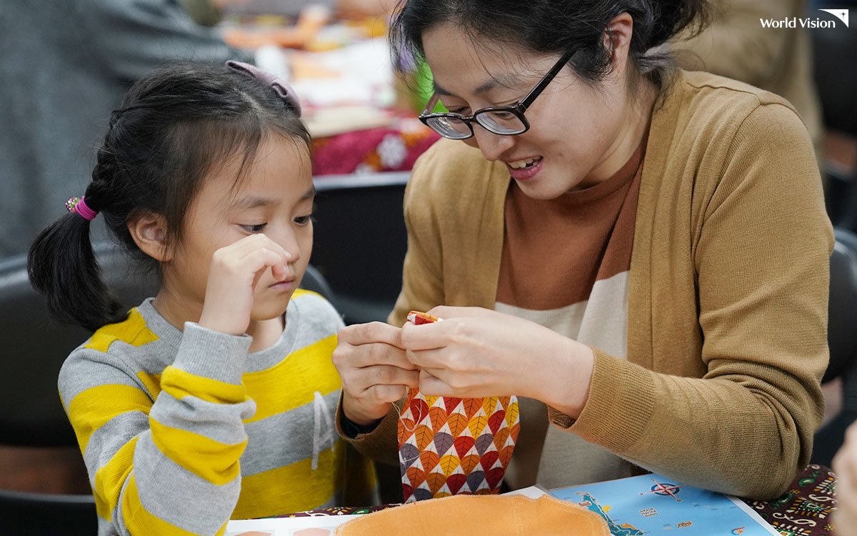 생각보다 쉽지 않은 생리대 만들기, 엄마와 딸이 힘을 모았어요.
